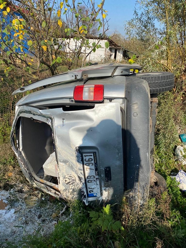 Foto - Lastiği patlayan araç şarampole yuvarlandı: Yaralılar var