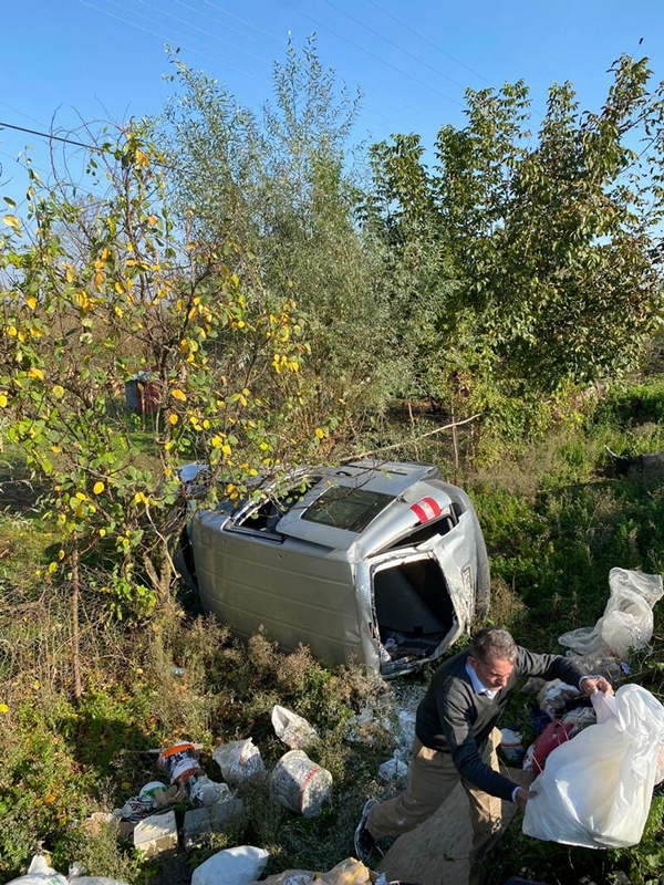Foto - Lastiği patlayan araç şarampole yuvarlandı: Yaralılar var