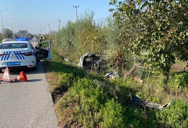 Foto - Lastiği patlayan araç şarampole yuvarlandı: Yaralılar var