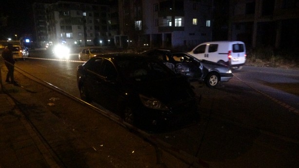 Foto - Lastiği patlayan otomobil karşı şeride geçti: 3 yaralı