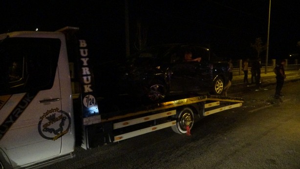 Foto - Lastiği patlayan otomobil karşı şeride geçti: 3 yaralı