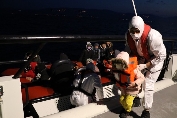 Lastik botlar içinde 77 kaçak göçmen yakalandı