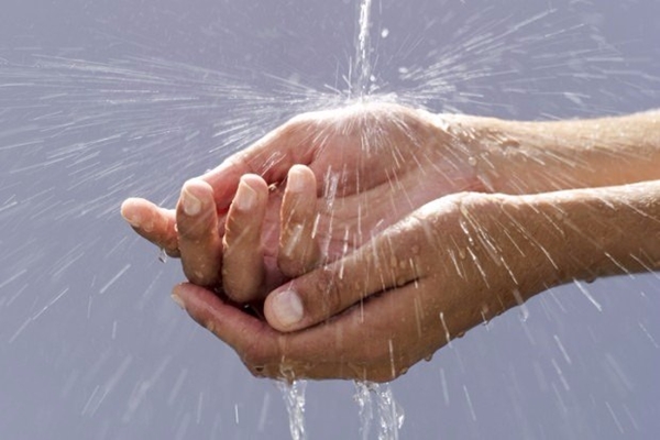 Foto - Lavabonun yanına tuzlu su koyun, etkilerine inanamayacaksınız!