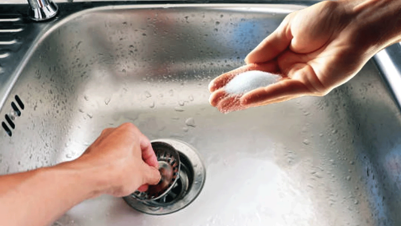 Lavaboya tuz dökünce bakın ne oluyor: Bir avuç yetiyor!