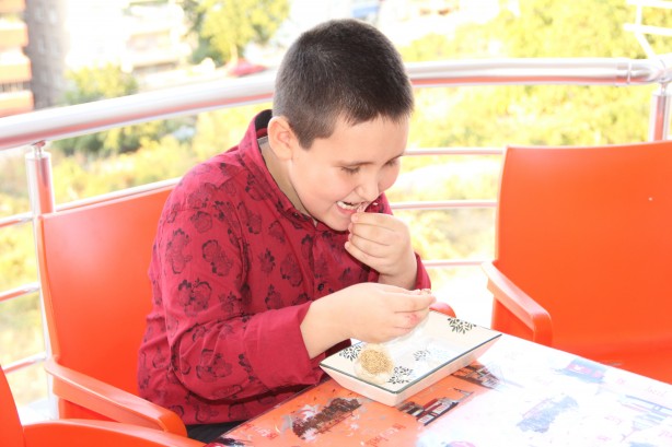 Foto - Leblebi gibi yiyor! 9 yaşındaki çocuğun inanılmaz alışkanlığı