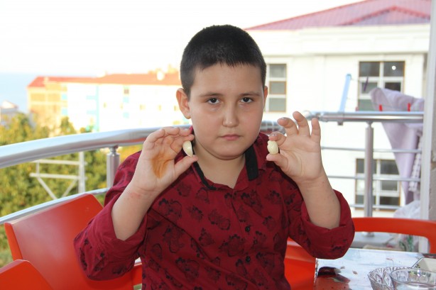 Leblebi gibi yiyor! 9 yaşındaki çocuğun inanılmaz alışkanlığı