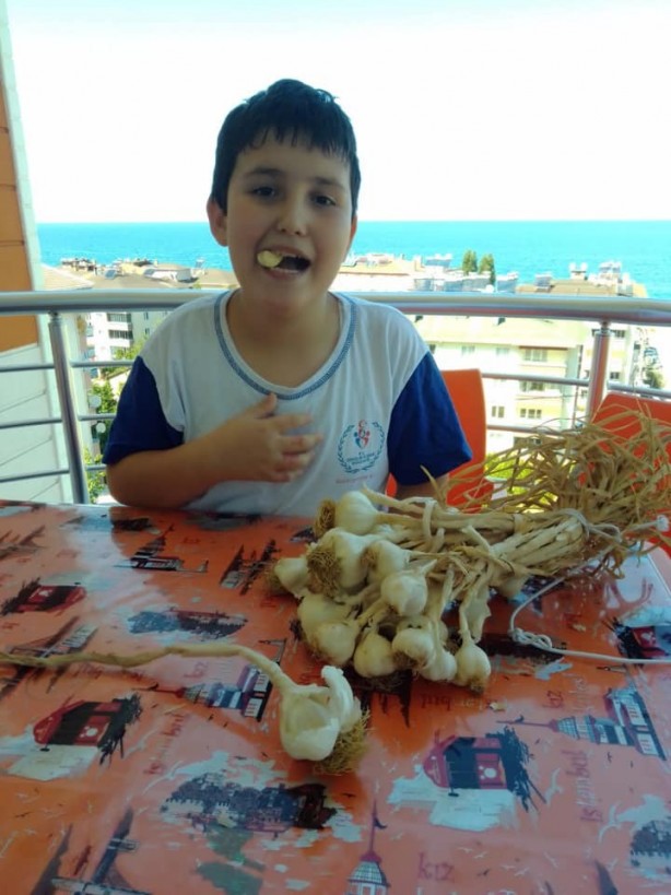 Foto - Leblebi gibi yiyor! 9 yaşındaki çocuğun inanılmaz alışkanlığı