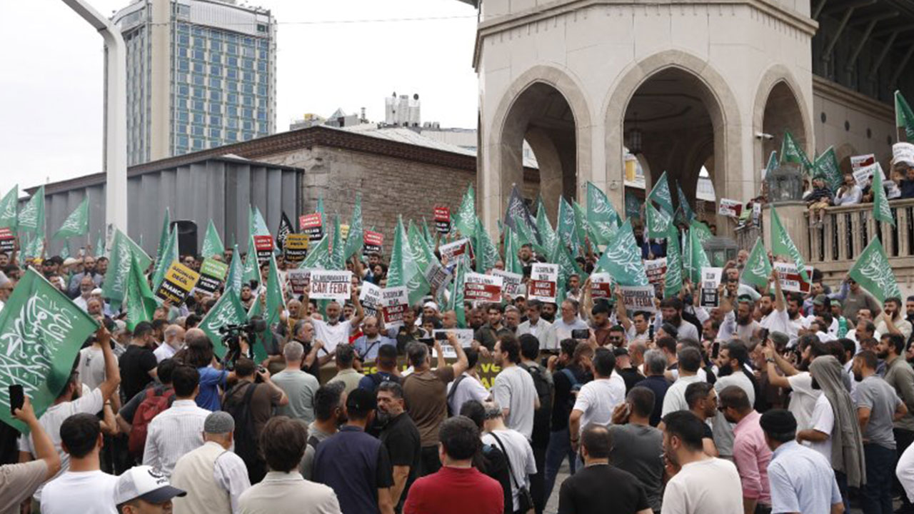 Leman'a en sert tepki Taksim Camisi'nden yükseldi: İslam ümmeti bu alçakların dilini susturmayı çok iyi bilir