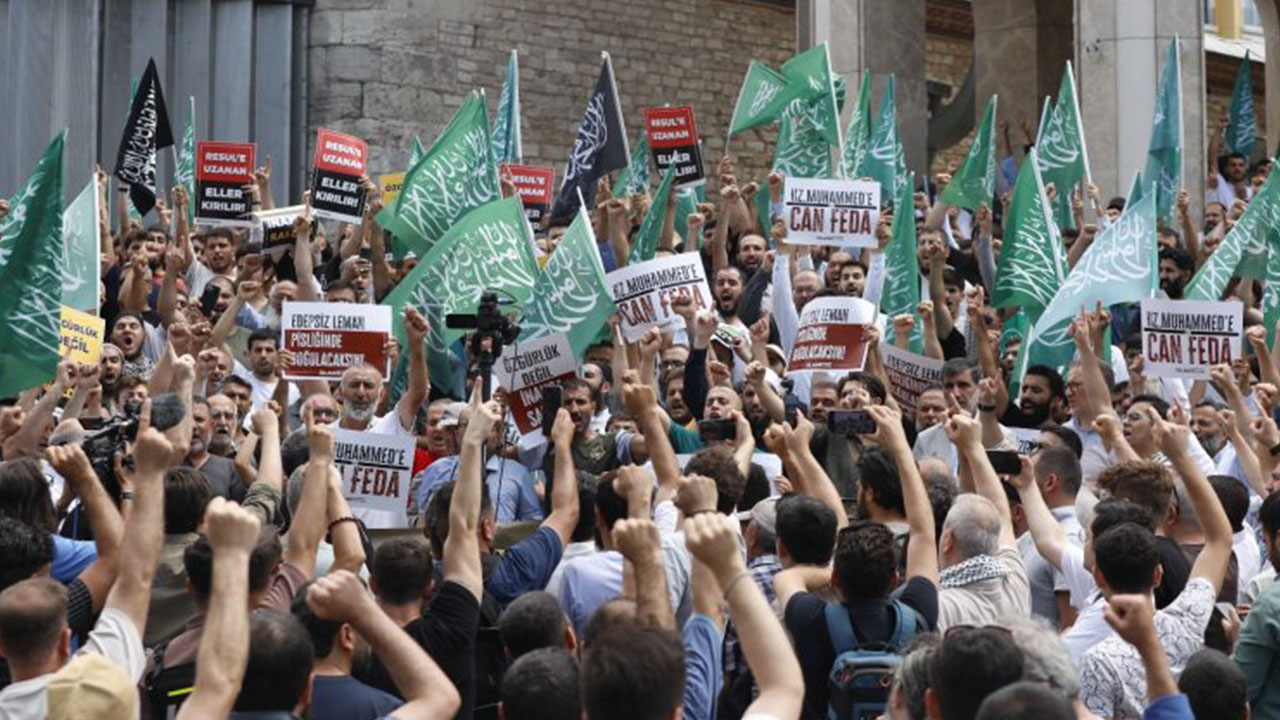 Foto - Leman'a en sert tepki Taksim Camisi'nden yükseldi: İslam ümmeti bu alçakların dilini susturmayı çok iyi bilir