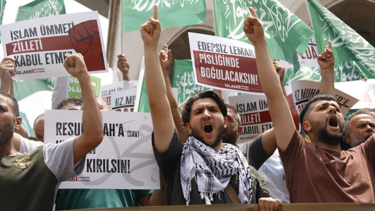 Foto - Leman'a en sert tepki Taksim Camisi'nden yükseldi: İslam ümmeti bu alçakların dilini susturmayı çok iyi bilir