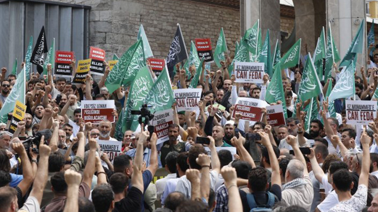 Foto - Leman'a en sert tepki Taksim Camisi'nden yükseldi: İslam ümmeti bu alçakların dilini susturmayı çok iyi bilir