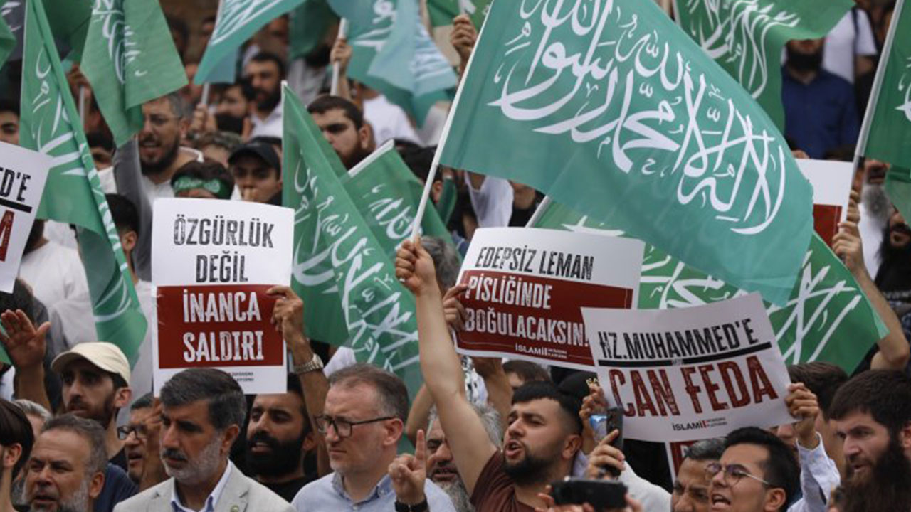 Foto - Leman'a en sert tepki Taksim Camisi'nden yükseldi: İslam ümmeti bu alçakların dilini susturmayı çok iyi bilir