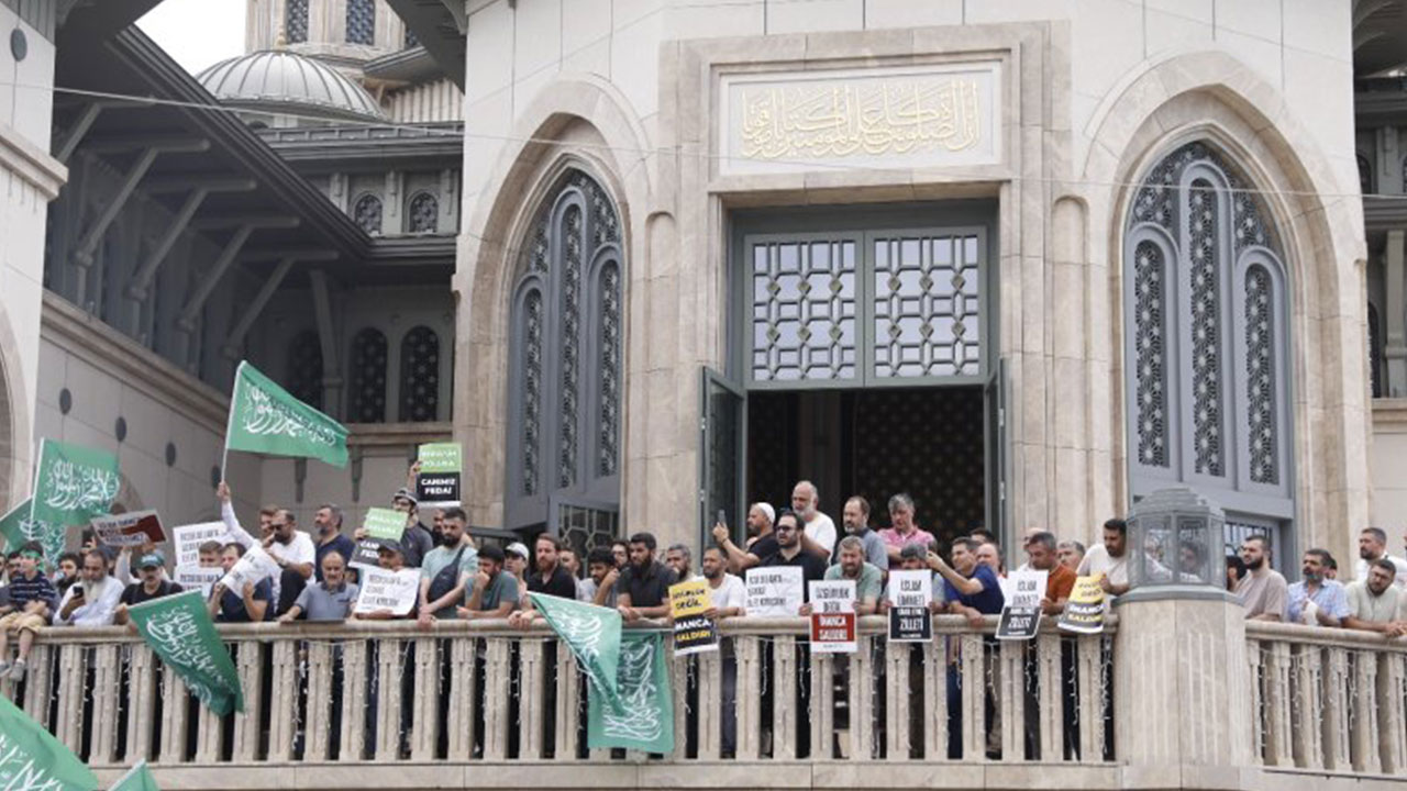 Foto - Leman'a en sert tepki Taksim Camisi'nden yükseldi: İslam ümmeti bu alçakların dilini susturmayı çok iyi bilir