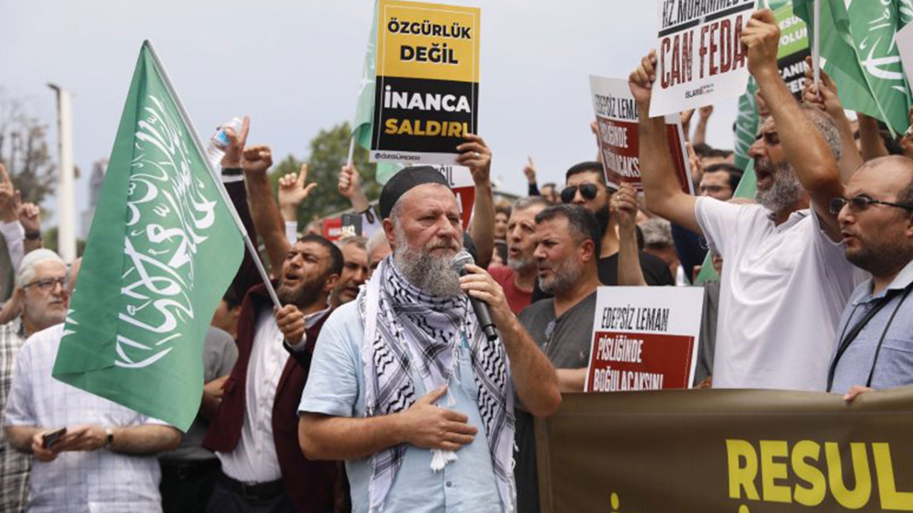 Foto - Leman'a en sert tepki Taksim Camisi'nden yükseldi: İslam ümmeti bu alçakların dilini susturmayı çok iyi bilir