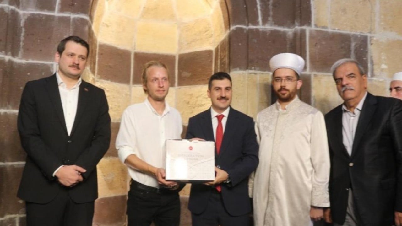 Letonyalı turist Van’da İslamiyet’i seçti