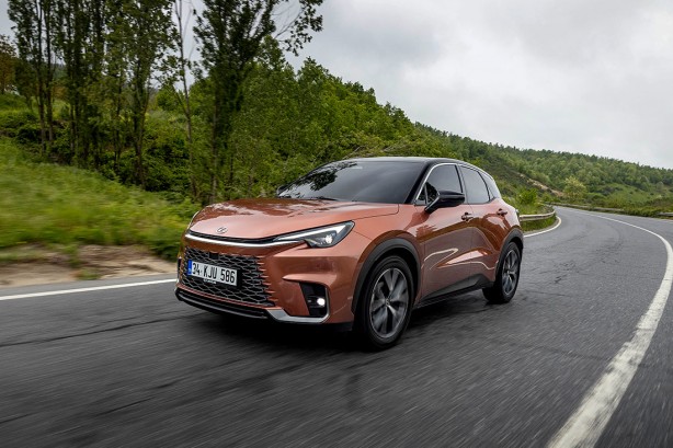 Foto - Lexus’un sıra dışı SUV’u yeni LBX şehre adımını attı! Peki araç neler sunuyor ve başlangıç fiyatı ne kadar? Gençlerin yeni tercihi olacak!