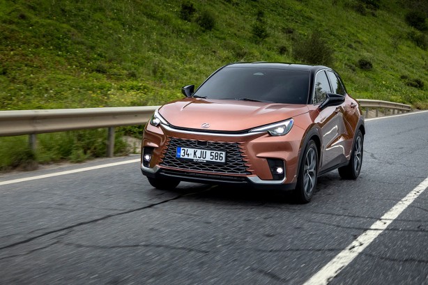 Lexus’un sıra dışı SUV’u yeni LBX şehre adımını attı! Peki araç neler sunuyor ve başlangıç fiyatı ne kadar? Gençlerin yeni tercihi olacak!