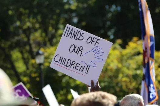 Foto - LGBT lobisine tepkiler büyüyor! Kanadalılar ayaklandı: Kirli ellerinizi çocuklarımızın üzerinden çekin