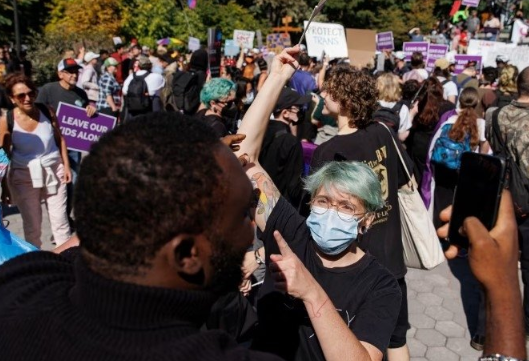 Foto - LGBT lobisine tepkiler büyüyor! Kanadalılar ayaklandı: Kirli ellerinizi çocuklarımızın üzerinden çekin