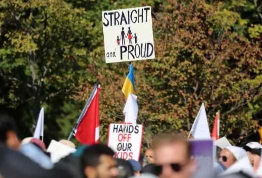 Foto - LGBT lobisine tepkiler büyüyor! Kanadalılar ayaklandı: Kirli ellerinizi çocuklarımızın üzerinden çekin
