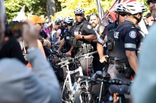 Foto - LGBT lobisine tepkiler büyüyor! Kanadalılar ayaklandı: Kirli ellerinizi çocuklarımızın üzerinden çekin