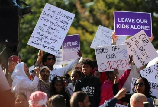 Foto - LGBT lobisine tepkiler büyüyor! Kanadalılar ayaklandı: Kirli ellerinizi çocuklarımızın üzerinden çekin