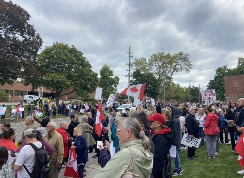 Foto - LGBT lobisine tepkiler büyüyor! Kanadalılar ayaklandı: Kirli ellerinizi çocuklarımızın üzerinden çekin