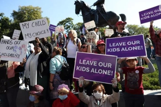 LGBT lobisine tepkiler büyüyor! Kanadalılar ayaklandı: Kirli ellerinizi çocuklarımızın üzerinden çekin