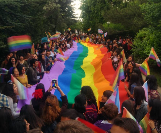 Foto - LGBT meşalesini taşıyan Mabel Matiz... Sizi unuttuk sanmayın müptezeller!