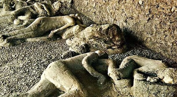 Foto - LGBT meşalesini taşıyan Mabel Matiz... Sizi unuttuk sanmayın müptezeller!