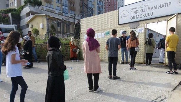 Foto - İçişleri Bakanlığının genelgesine göre, sınava girecek öğrencilerin acil iş ve işlemlerinin görülebilmesi amacıyla nüfus müdürlükleri 5 Haziran 2021 Cumartesi günü 10.00-16.00 saatleri arasında, 6 Haziran 2021 Pazar günü ise 07.00-10.00 saatleri arasında açık bulundurulacak. 