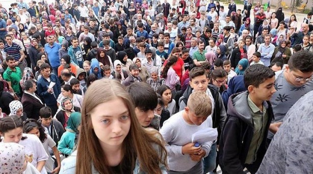 Foto - Öğrenciler, geçerli kimlik belgeleri ile sınava katılabilecek. Nüfus cüzdanı ya da T.C. kimlik kartında, 15 yaşından itibaren fotoğraf bulundurulması şartı aranmayacak. Ayrıca nüfus müdürlükleri tarafından verilen fotoğraflı, imzalı-mühürlü/barkodlu-karekodlu geçici kimlik belgesi/T.C. kimlik kartı talep belgesi ile de öğrenciler sınava alınabilecek. 