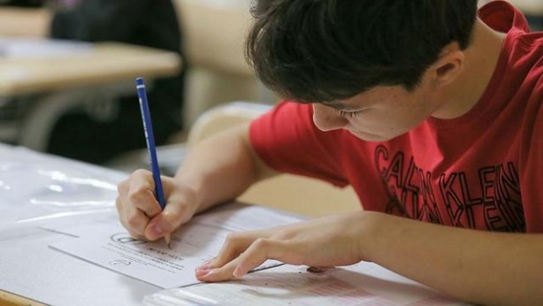 Foto - Kovid-19 tedbirleri kapsamında veliler okul bahçesine alınmayacak. Sınav gününden bir gün önce tüm sınav binaları temizlenecek ve sınav görevlileri temas gerektiren işlemlerde cerrahi eldiven kullanacak. Sınava girerken öğrenciler arasında sosyal mesafenin korunması sağlanacak ve kapı önlerinde yığılma olması engellenecek. 