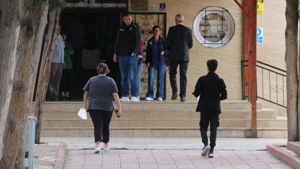 Foto - LGS adayları içerde aileleri dışarıda ter döküyor