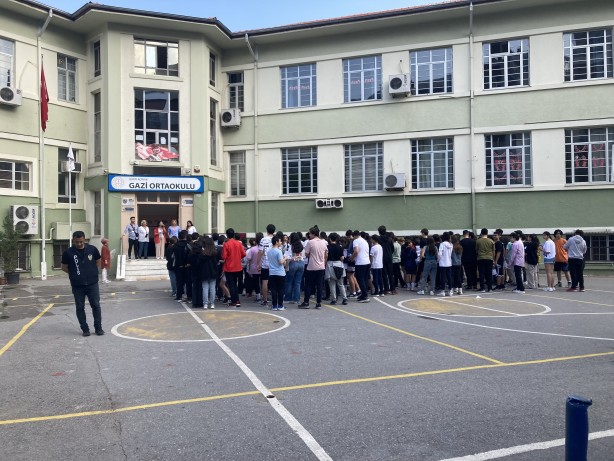 Foto - LGS adayları içerde aileleri dışarıda ter döküyor