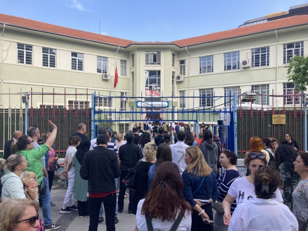 LGS adayları içerde aileleri dışarıda ter döküyor