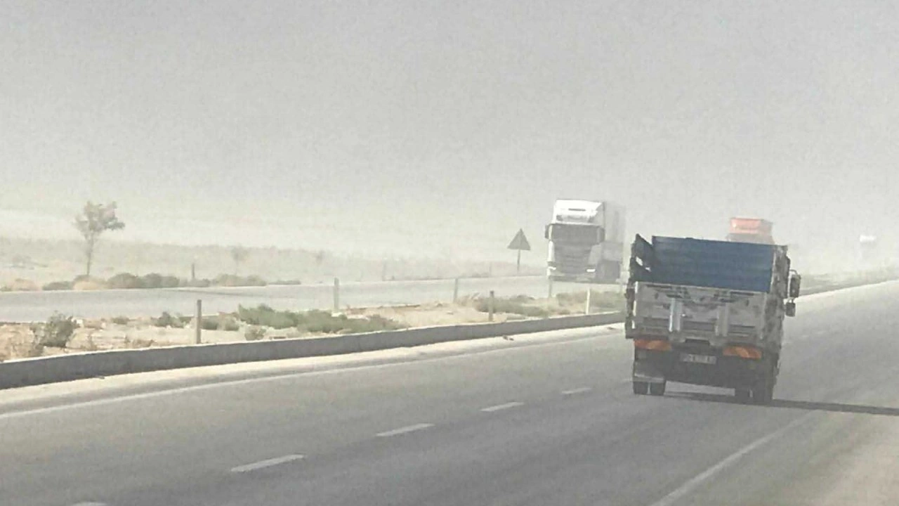 Libya değil Konya: Kum fırtınası görüş mesafesini 20 metreye düşürdü