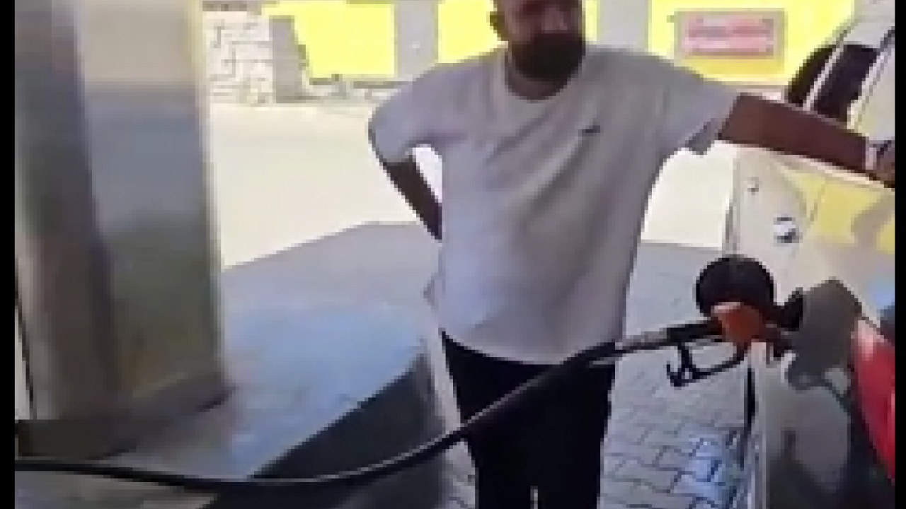 Foto - Libya'da aracının akaryakıt deposunu fulledi! Ödediği paraya kendisi bile inamamadı