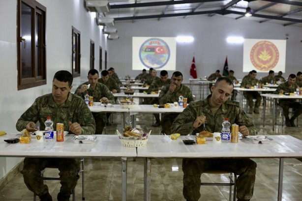 Foto - Libya’da görevli TSK mensupları ilk sahurlarını yaptı