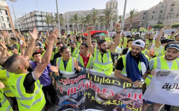 Libya'da yine kargaşa! Parlamentoyu ateşe verdiler