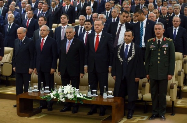Lider yine aynı karede
