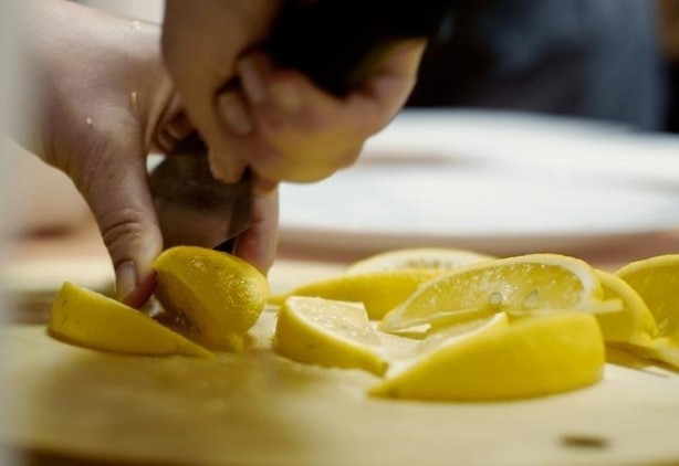 Foto - Limon sıradan bir meyve değil, içinde 7 sır var! İnanılmaz tam bir şifa kaynağı: Açken limonlu su içmenin faydası