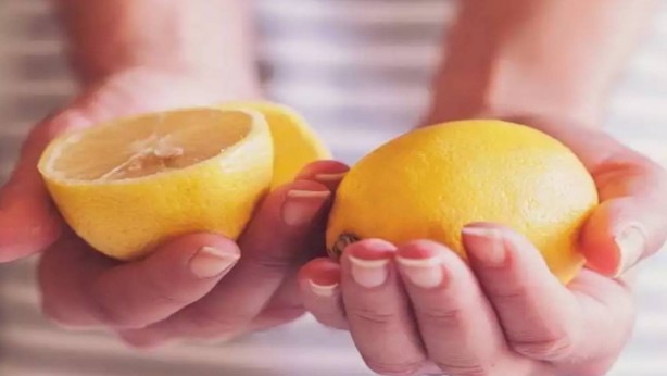 Foto - Limona kürdan batırın ve mucizevi olaya anında şahit olun! Bu basit yöntemi sadece restoranlar biliyor