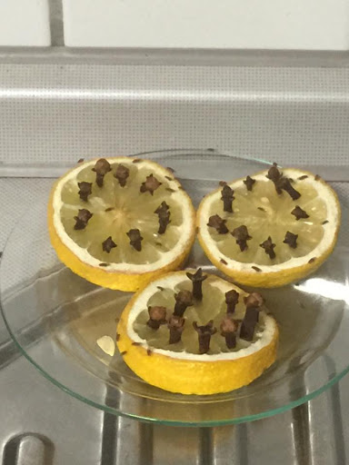 Foto - Limonların üzerine karanfil saplayıp masanıza koyarsanız...