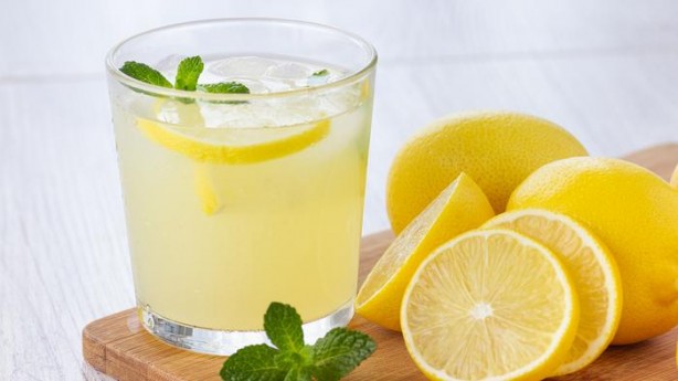 Limonlu su tüketenler dikkat! Sabahları aç karnına bir bardak tüketilirse...