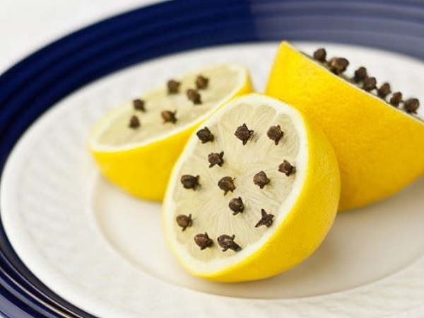 Limonun üzerine karanfilleri yerleştirin ve olacakları görün!