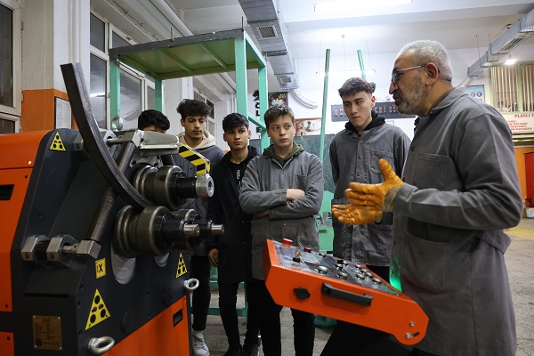 Foto - Lise değil adeta bir fabrika! Cirosunu duyduğunuzda kulaklarınıza inanamayacaksınız