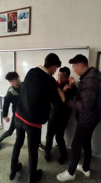 Foto - Lise öğrencileri magandalığa başladı! Okulda tepki çeken olay