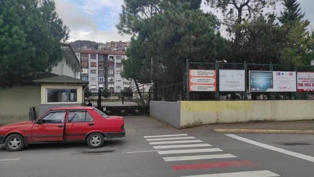 Foto - Lise öğrencileri magandalığa başladı! Okulda tepki çeken olay