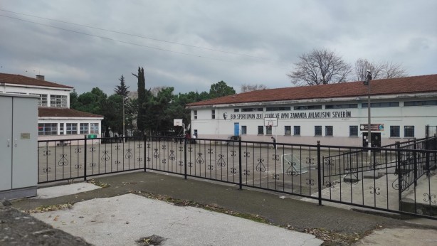 Lise öğrencileri magandalığa başladı! Okulda tepki çeken olay